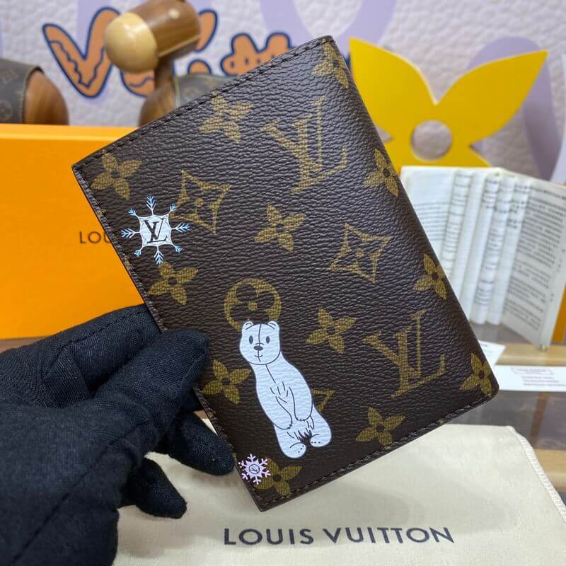L0vis Vvtt0n Passport Cover M12237