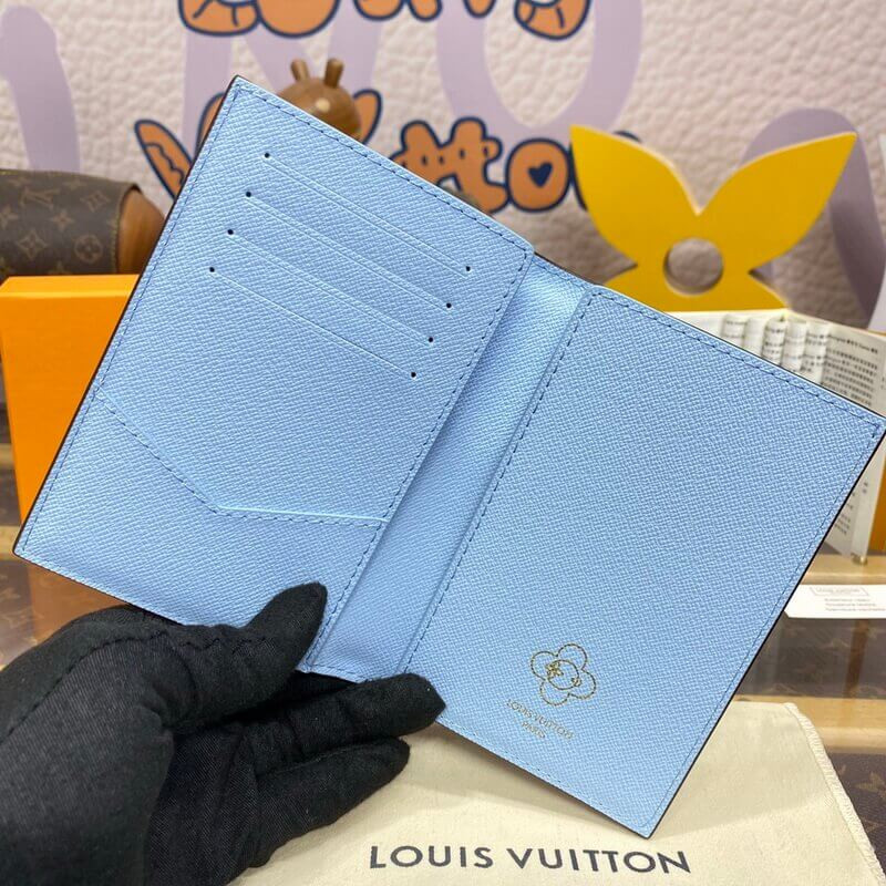 L0vis Vvtt0n Passport Cover M12237