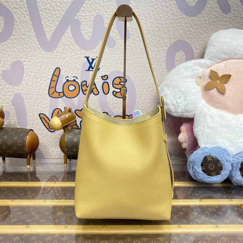 L0vis Vvtt0n Low Key Hobo PM M25353