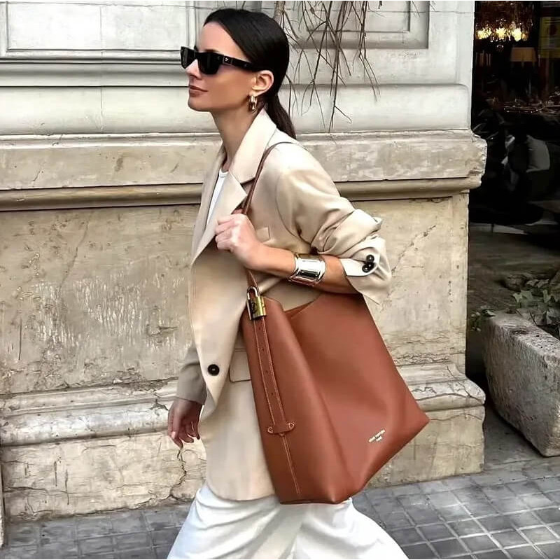 L0vis Vvtt0n Low Key Hobo MM M24974