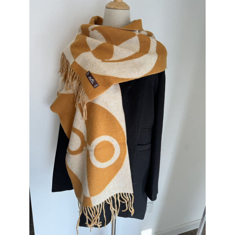 H**me5 Casaque Charms Muffler