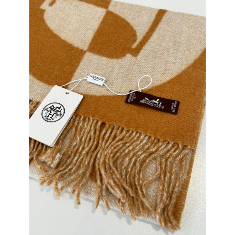 H**me5 Casaque Charms Muffler