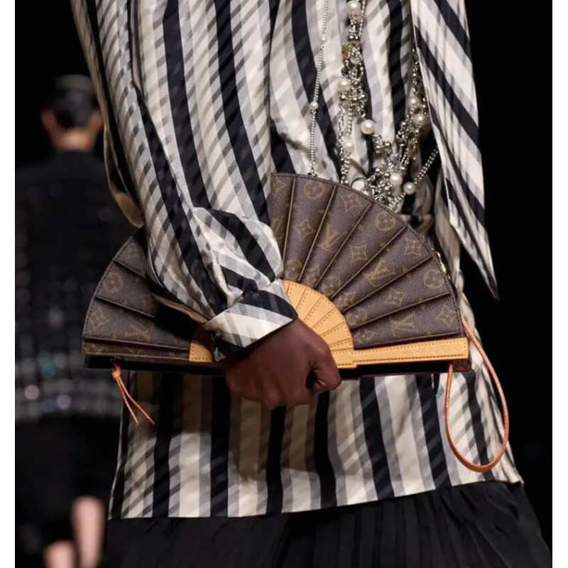 L0vis Vvtt0n LV Fan Bag M14804