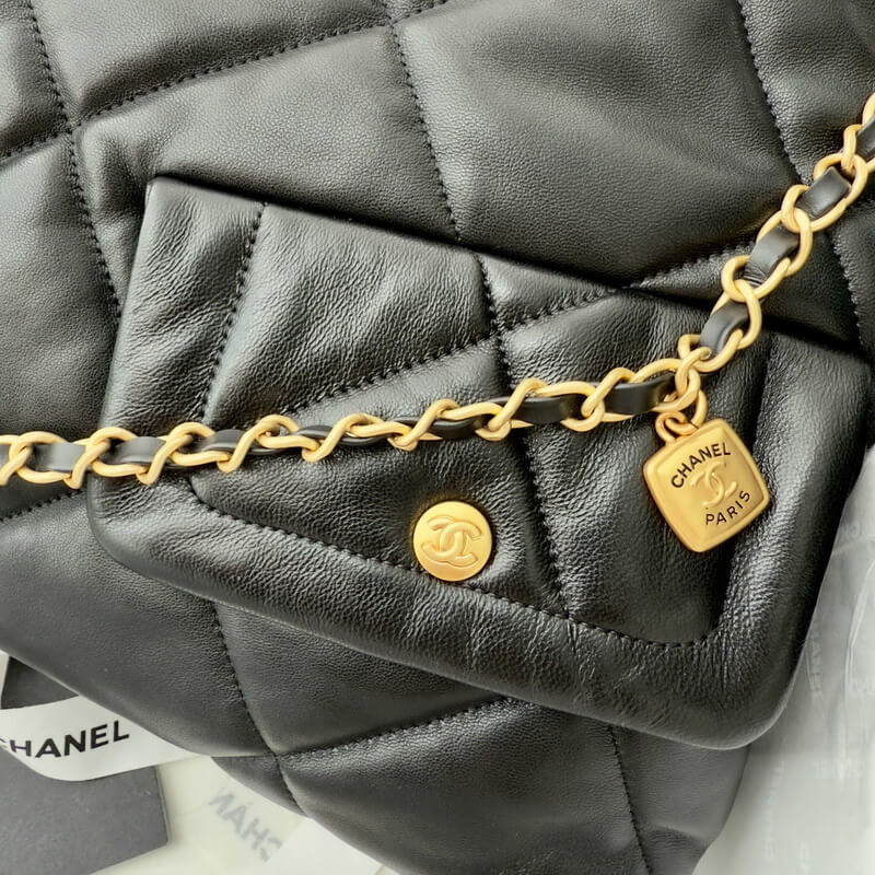 Ch**el Shopping Bag in Shiny Lambskin AS5740