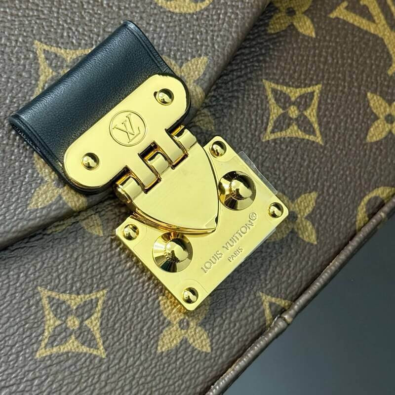 L0vis Vvtt0n Trunkie East West M27266